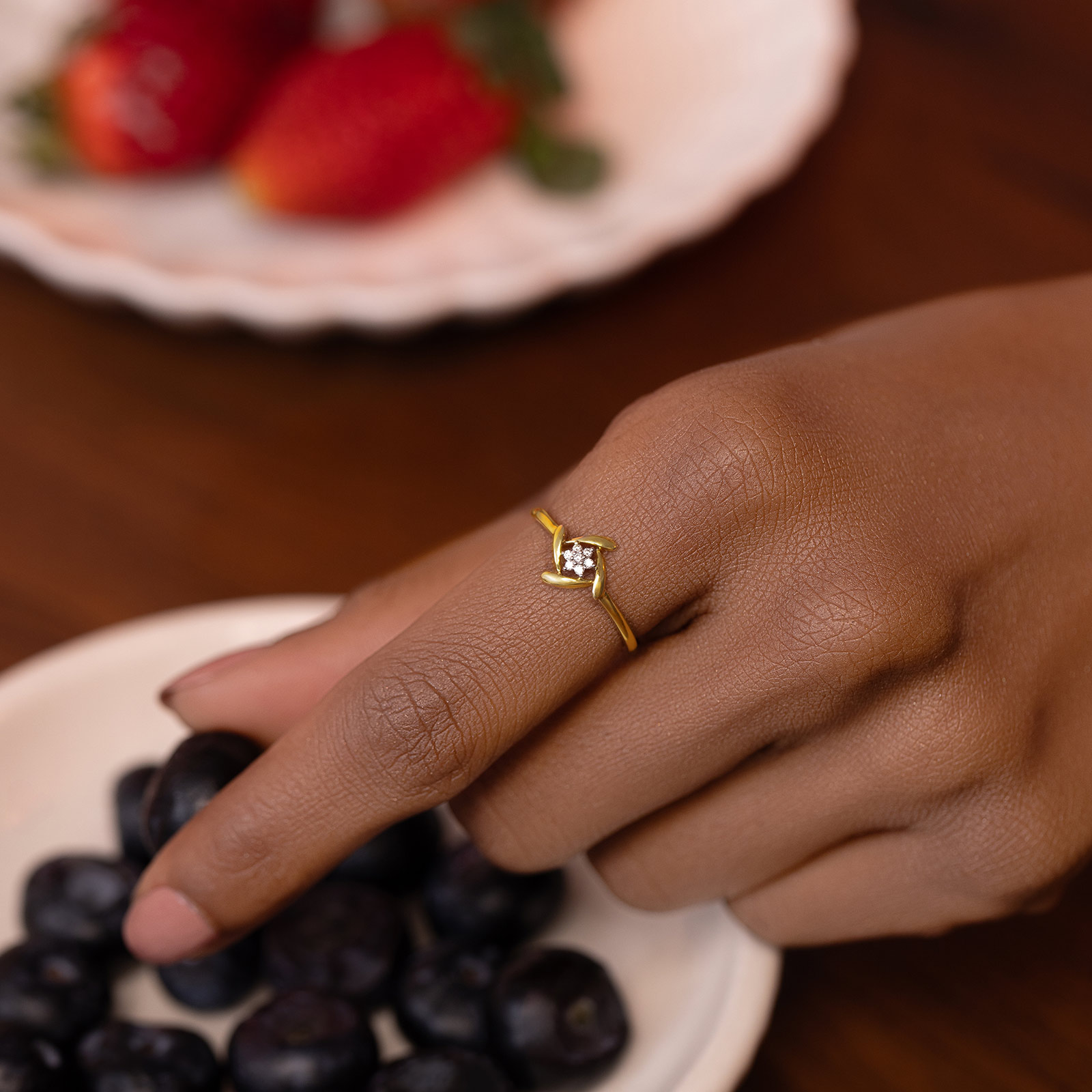 Swirly Shine Diamond Ring